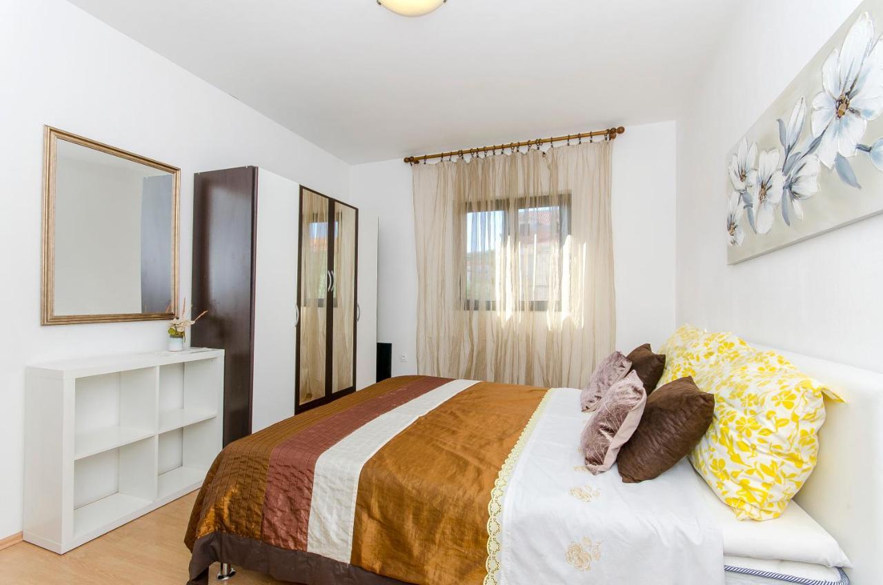 Apartments Derado Supetar Exterior photo
